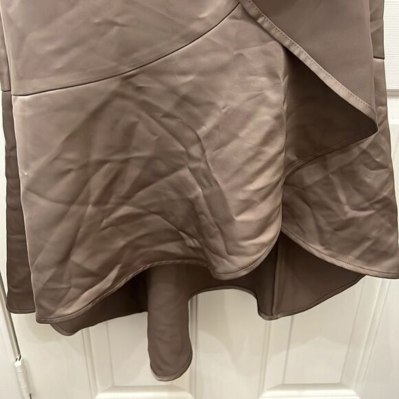 Expressss Skirt Sz 8 Tan Brown Slimming Ruffle Front Side Zipper Midi New Silky - Picture 5 of 9